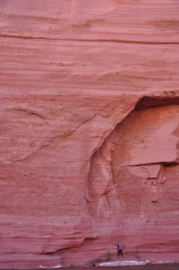 As gigantescas pareds avermelhadas da Puerta de Talampaya, no Parque Nacional Talampaya, na Argentina